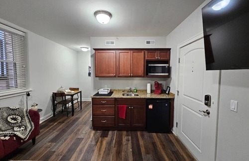 Champaign Apartment | Cozy King Bed Stay at the Historic Inman - 201