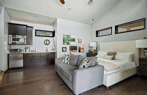 Spicewood Cabin | Cozy Lake Cabin - 1BR | Pickleball | BBQ | Firepit