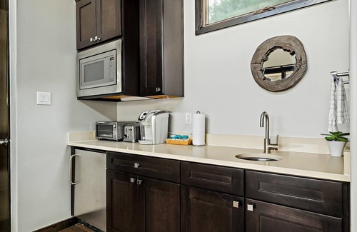 Spicewood Cabin | Cozy Lake Cabin - 1BR | Pickleball | BBQ | Firepit