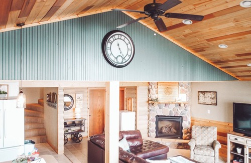 Glenwood Cabin | Cozy Lake Home on Lake Scandi w/Sandy Beach