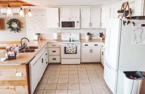 Glenwood Cabin | Cozy Lake Home on Lake Scandi w/Sandy Beach