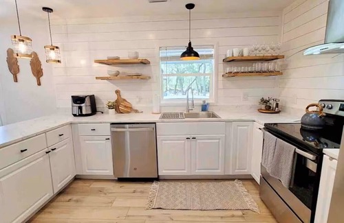 Branford House | Cozy Lake House, Hot Tub & Close to FL Springs