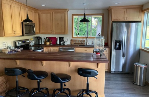 Eatonville Cabin | Cozy Lakefront Cabin (Pet-Friendly)