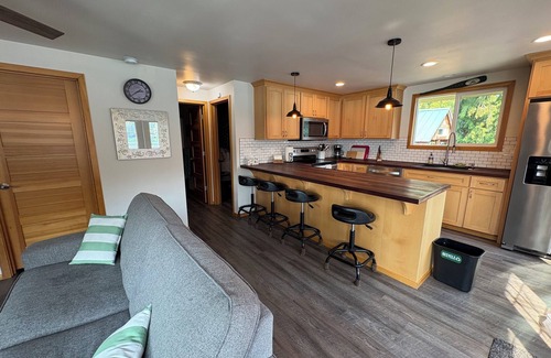 Eatonville Cabin | Cozy Lakefront Cabin (Pet-Friendly)