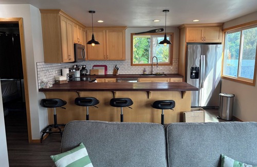 Eatonville Cabin | Cozy Lakefront Cabin (Pet-Friendly)