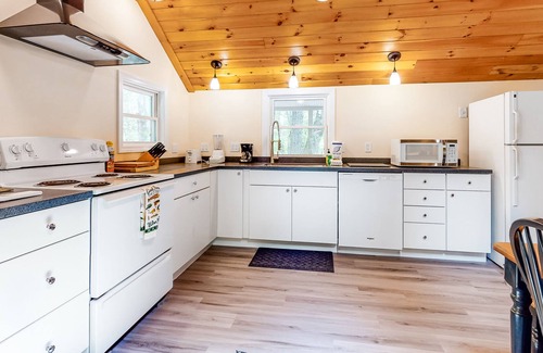South Sanford Cottage | Cozy lakefront cottage in the trees with front porch & AC - walk the lake