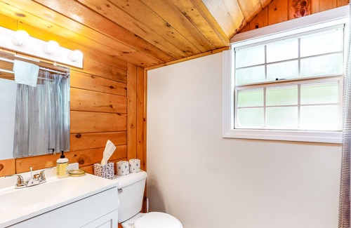 South Sanford Cottage | Cozy lakefront cottage in the trees with front porch & AC - walk the lake