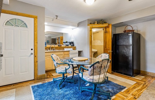 Lake Ozark Apartment | Cozy lakefront getaway with fenced yard & hammock
