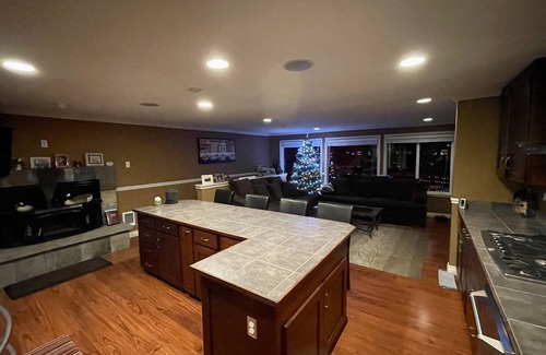 Eatonville House | Cozy Lakefront retreat with stunning Mt Rainier Views