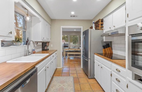 Eustace House | Cozy Lakehouse Retreat