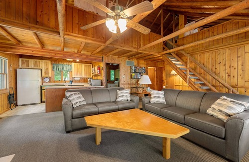 Lake Ann Cabin | 🦝 Cozy Lakeside 3BDR Moose Lodge @ Lake Ann