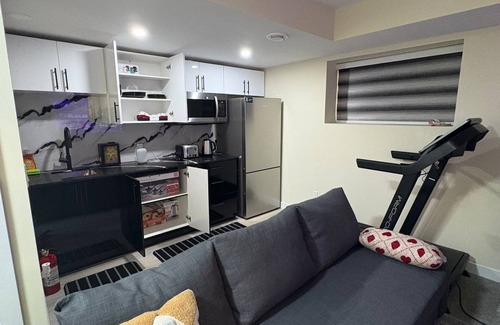 Transcona House | Cozy Lakeview Family Suite