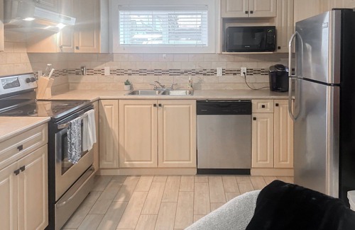 East Side House | Cozy Laneway House that fits 6, perfect for a family getaway. Dog-friendly!