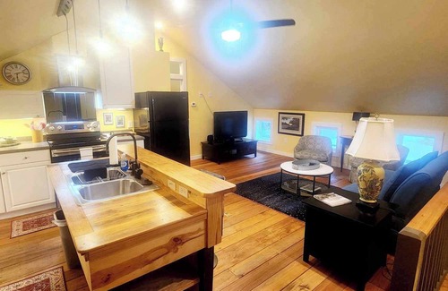 Summerville Historic District House | Cozy Loblolly Loft in charming Summerville