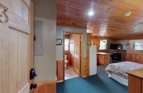 Sabinsville Cabin | Cozy lodge near PA Grand Canyon, Cherry Springs & Pine Creek, AC, WiFi, hot tubs