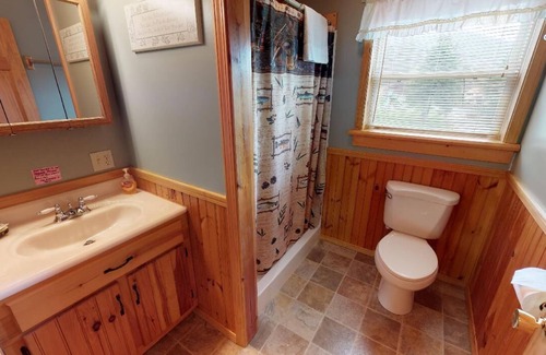 Sabinsville Cabin | Cozy lodge near PA Grand Canyon, Cherry Springs & Pine Creek, AC, WiFi, hot tubs