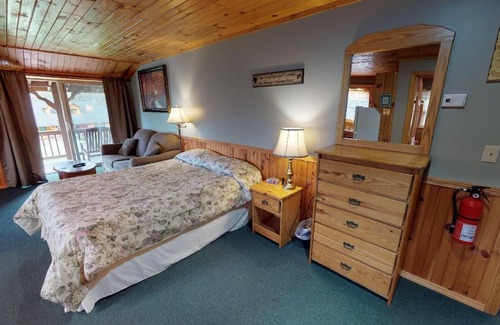 Sabinsville Cabin | Cozy lodge near PA Grand Canyon, Cherry Springs & Pine Creek, AC, WiFi, hot tubs