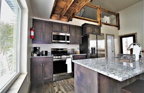 Deadwood House | Cozy lodge next to Terry Peak Ski area with Hot Tub!