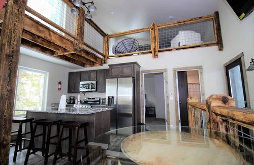 Deadwood House | Cozy lodge next to Terry Peak Ski area with Hot Tub!