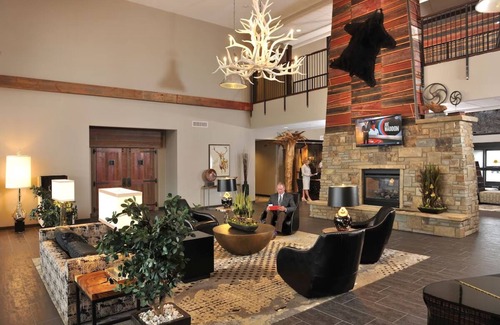 Independence Hotel | Cozy Lodge-Style Retreat in Kansas City with Unique Rustic Decor
