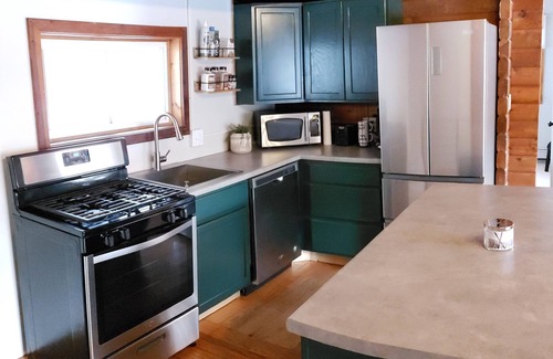Ludlow Cabin | Cozy Log Cabin, 5 Min to Ski, Great for Groups, Oversized Deck, Dog-friendly