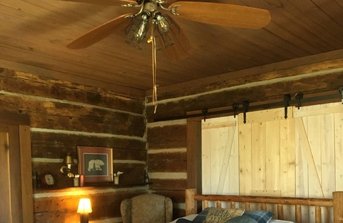 McMinnville Cabin | Cozy Log Cabin- Hiking Kayaking Fishing