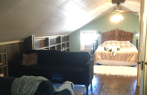 McMinnville Cabin | Cozy Log Cabin- Hiking Kayaking Fishing