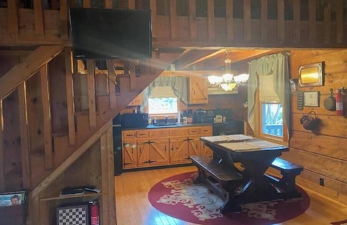 Cranks Cabin | Cozy log cabin near Pennington Gap and Jonesville, VA known as "The Duck Pond"