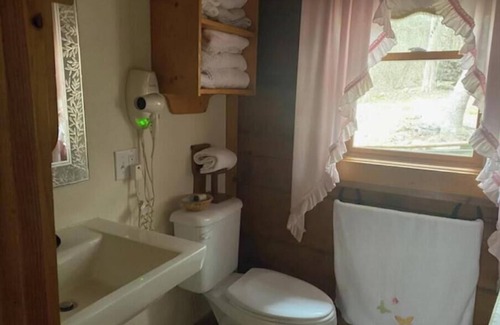 Cranks Cabin | Cozy log cabin near Pennington Gap and Jonesville, VA known as "The Duck Pond"