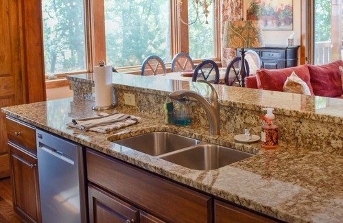 Boone Condo | Cozy Luxe Echota: Spectacular View;2 Kings;No Stairs;Szn Decor;Hot tub;Fireplace