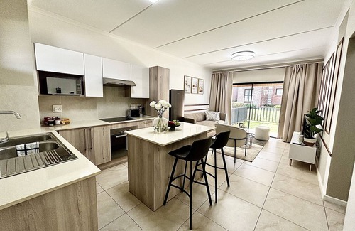 Greater Johannesburg Metropolitan Area Condo | Cozy, Luxurious Apartment With Infinitypool