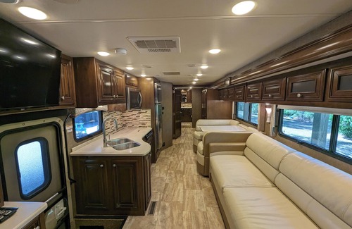 Grant House | Cozy Luxury Motor Coach Near Guntersville Lake Fishing & Cathedral Caverns