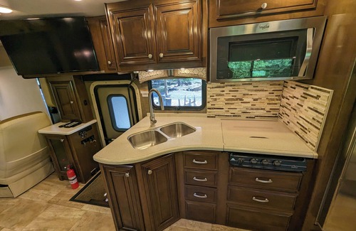 Grant House | Cozy Luxury Motor Coach Near Guntersville Lake Fishing & Cathedral Caverns