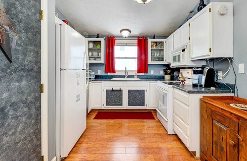 Manchester House | Cozy Manchester Getaway Near Skiing!