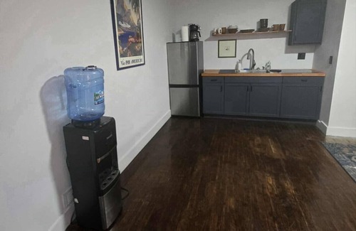 Detroit Apartment | 🛋️ Cozy Meets Contemporary Modern one bedroom with Fireplace & Smart TV – The Gratiot