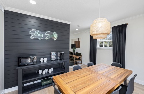 Myrtle Grove House | Cozy Mid Century Home 15 min from the beach