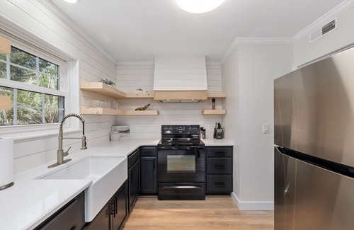 Myrtle Grove House | Cozy Mid Century Home 15 min from the beach