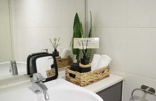 Waitara Apartment | Cozy Minimalist 1 Br Apt near Hornsby mall & trains