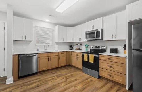 Taylors House | Cozy & Modern, 10 Min to Greenville + Private Deck