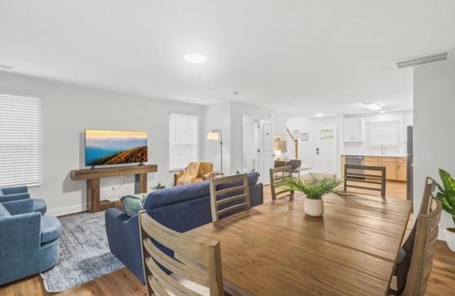 Taylors House | Cozy & Modern, 10 Min to Greenville + Private Deck