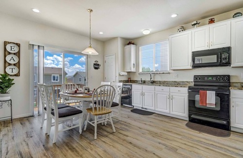 Colorado Springs Condo | Cozy Modern 3-bdr Mtn Retreat/amazon/military base/AC/family friendly