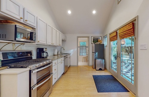 Lakeside House | Cozy Modern Cottage, Near beach & Town, Lovely Large Back Yard, WIFI, & W/D