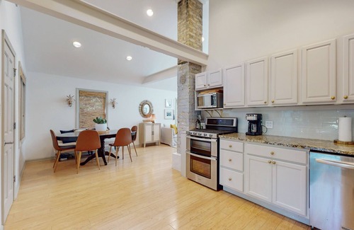 Lakeside House | Cozy Modern Cottage, Near beach & Town, Lovely Large Back Yard, WIFI, & W/D