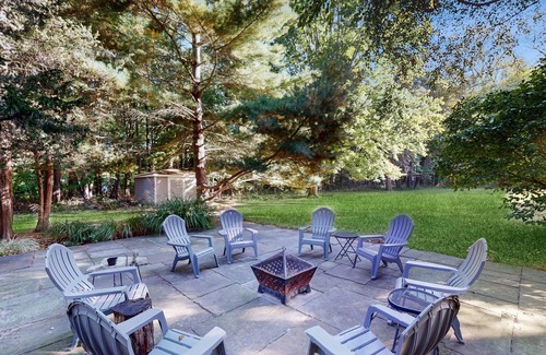 Lakeside House | Cozy Modern Cottage, Near beach & Town, Lovely Large Back Yard, WIFI, & W/D