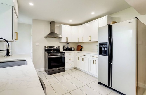 Baileys Crossroads House | Cozy Modern Single Family 5BD 2BA Home