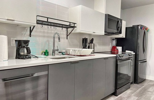 Fairfax District Hotel | Cozy Modern Studio on Spaulding Ave – Complimentary WiFi & Parking