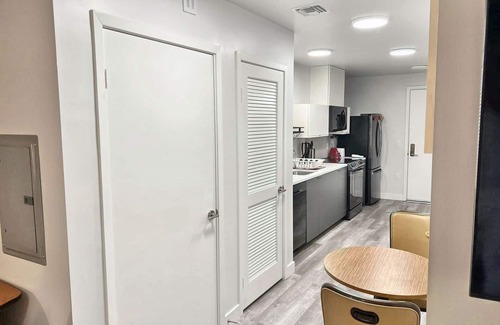 Fairfax District Hotel | Cozy Modern Studio on Spaulding Ave – Complimentary WiFi & Parking