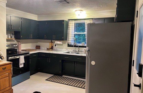 Tallassee House | Cozy mountain getaway with hot tub