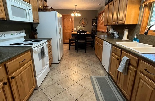 Warm Springs House | Cozy Mountain View– Walk to the Slopes - Hot Tub+Heated Driveway