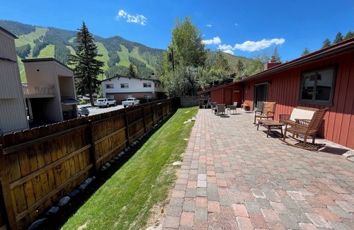 Warm Springs House | Cozy Mountain View– Walk to the Slopes - Hot Tub+Heated Driveway